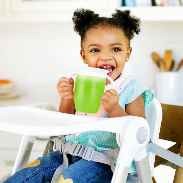 Vaso_360_niño_modelando_verde3